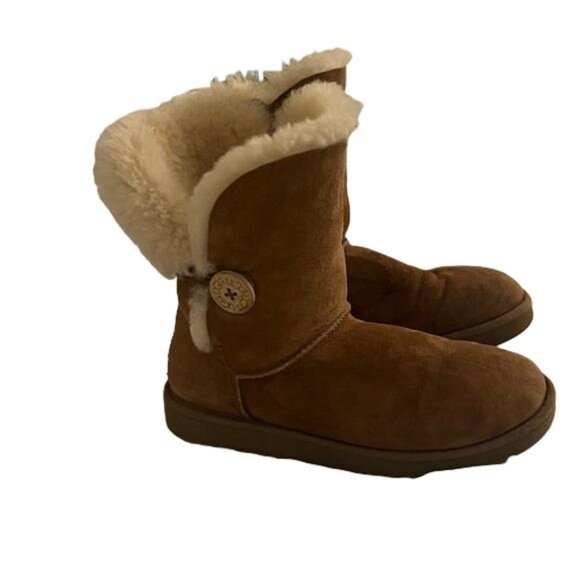 UGG 5803 Bailey Button II Shearling Winter Boots Womens 9 Chestnut Suede Pull On - Picture 1 of 7